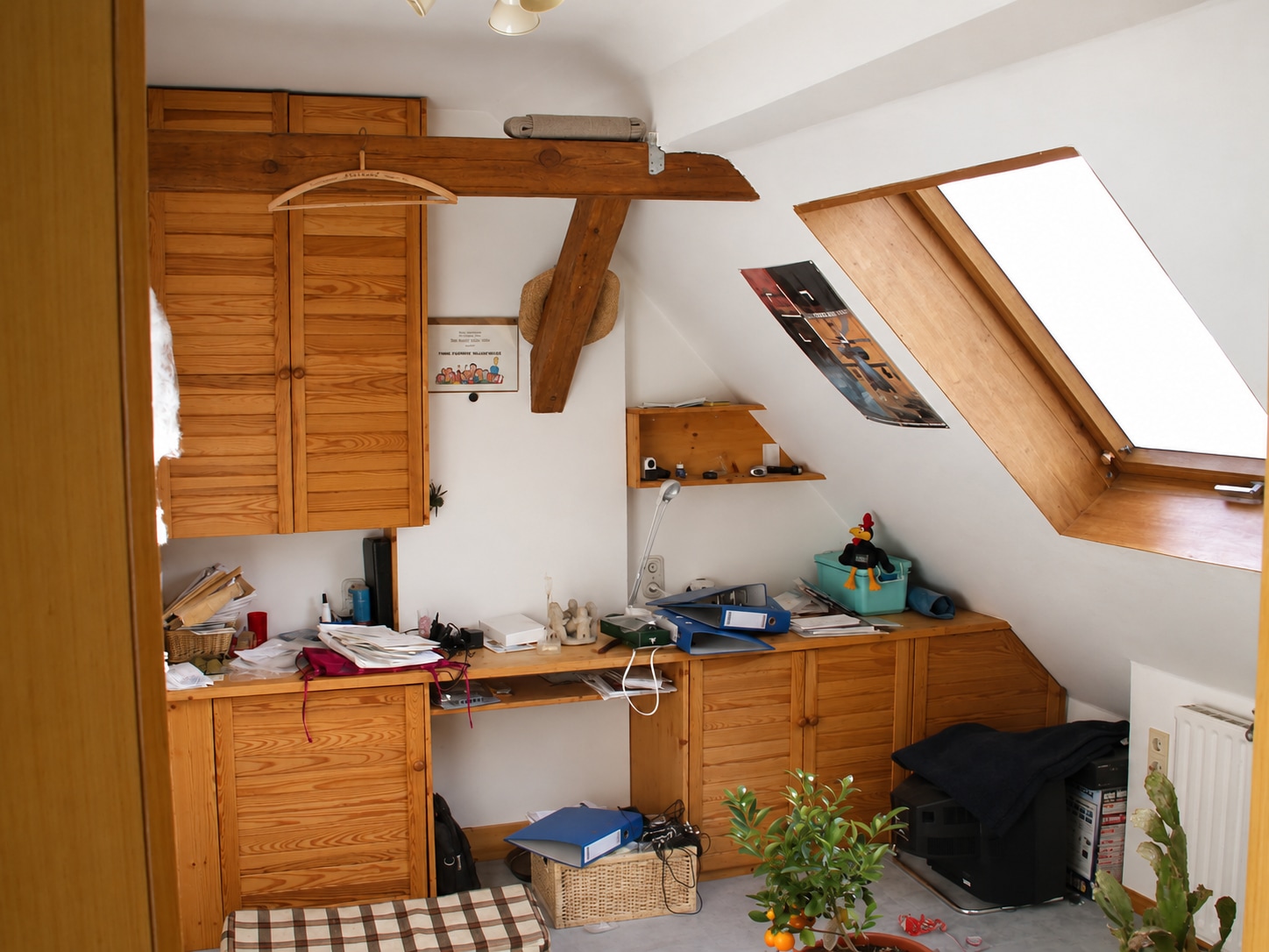 Bestehendes Dachzimmer mit Holzeinbauten, Schreibtisch und Dachfenster
